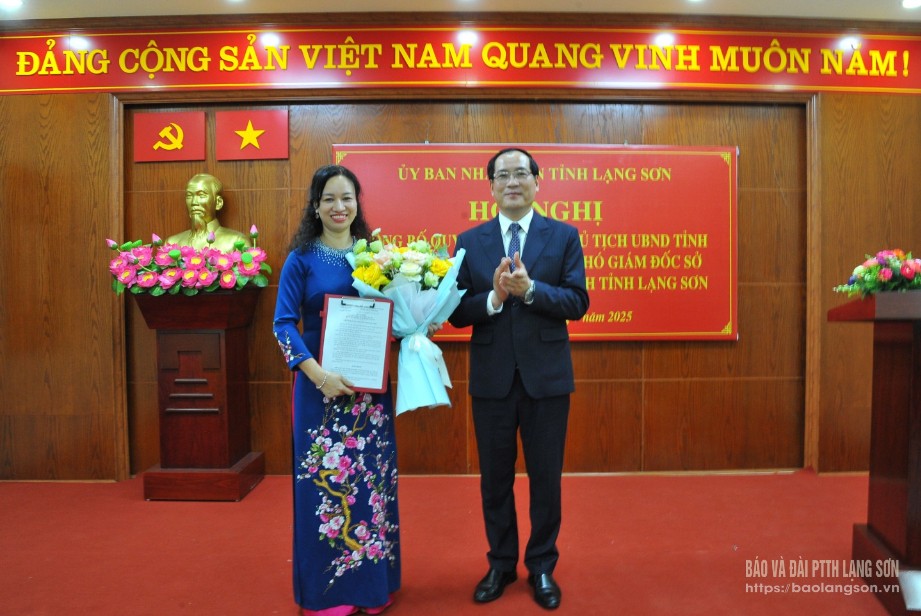 Đồng chí Dương Xuân Huyên, Ủy viên Ban Thường vụ Tỉnh ủy, Phó Chủ tịch Thường trực UBND tỉnhtrao quyết định bổ nhiệm chức vụ Phó Giám đốc Sở Văn hoá Thể thao và Du lịch cho đồng chí Nông Bích Diệp