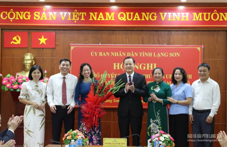 Lãnh đạo Thành uỷ, HĐND, UBND thành phố Lạng Sơn tặng hoa chúc mừng đồng chí Nông Bích Diệp