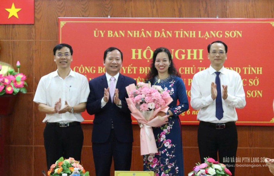 Các đồng chí trong Ban Giám đốc Sở Văn hoá Thể thao và Du lịch tặng hoa chúc mừng đồng chí Nông Bích Diệp