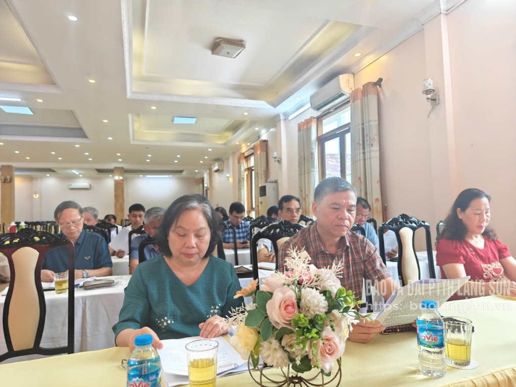 Đại biểu dự hội nghị nghiên cứu tài liệu