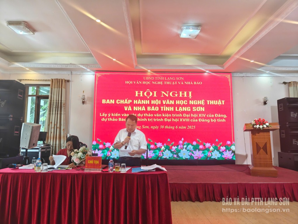 Lãnh đạo Hội Văn học Nghệ thuật và Nhà báo chủ trì cuộc họp lấy ý kiến góp ý vào dự thảo các văn kiện
