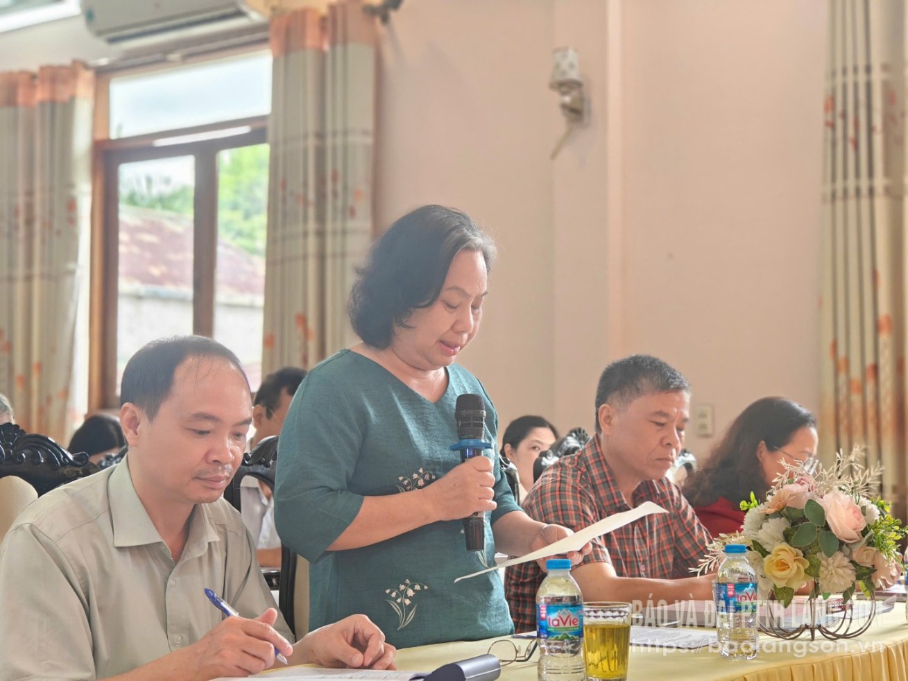 Đại biểu đóng góp ý kiến vào dự thảo các văn kiện