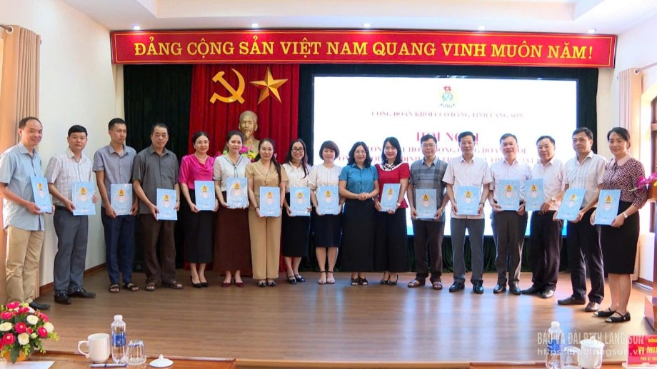 Chủ tịch Công đoàn Khối các cơ quan Đảng tỉnh trao Quyết định giải thể và kết thúc hoạt động cho đại diện 18 công đoàn  cơ sở khối cơ quan hành chính, đơn vị sự nghệp trực thuộc Công đoàn Khối các cơ quan Đảng tỉnh
