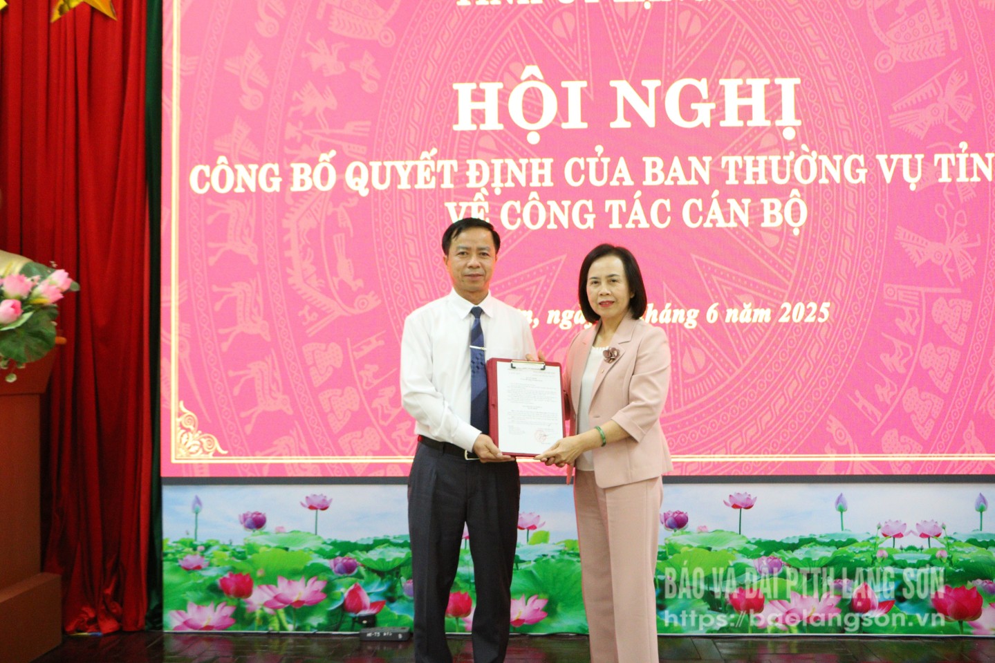 Đồng chí Đoàn Thị Hậu, Phó Bí thư Thường trực Tỉnh ủy, Chủ tịch HĐND tỉnh trao quyết định cho đồng chí Trần Hồng Nghĩa, Phó Trưởng Ban Tuyên giáo và Dân vận Tỉnh ủy