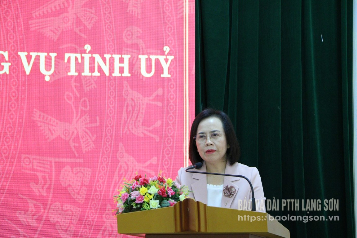 Đồng chí Đoàn Thị Hậu, Phó Bí thư Thường trực Tỉnh ủy, Chủ tịch HĐND tỉnh phát biểu giao nhiệm vụ cho đồng chí Trần Hồng Nghĩa