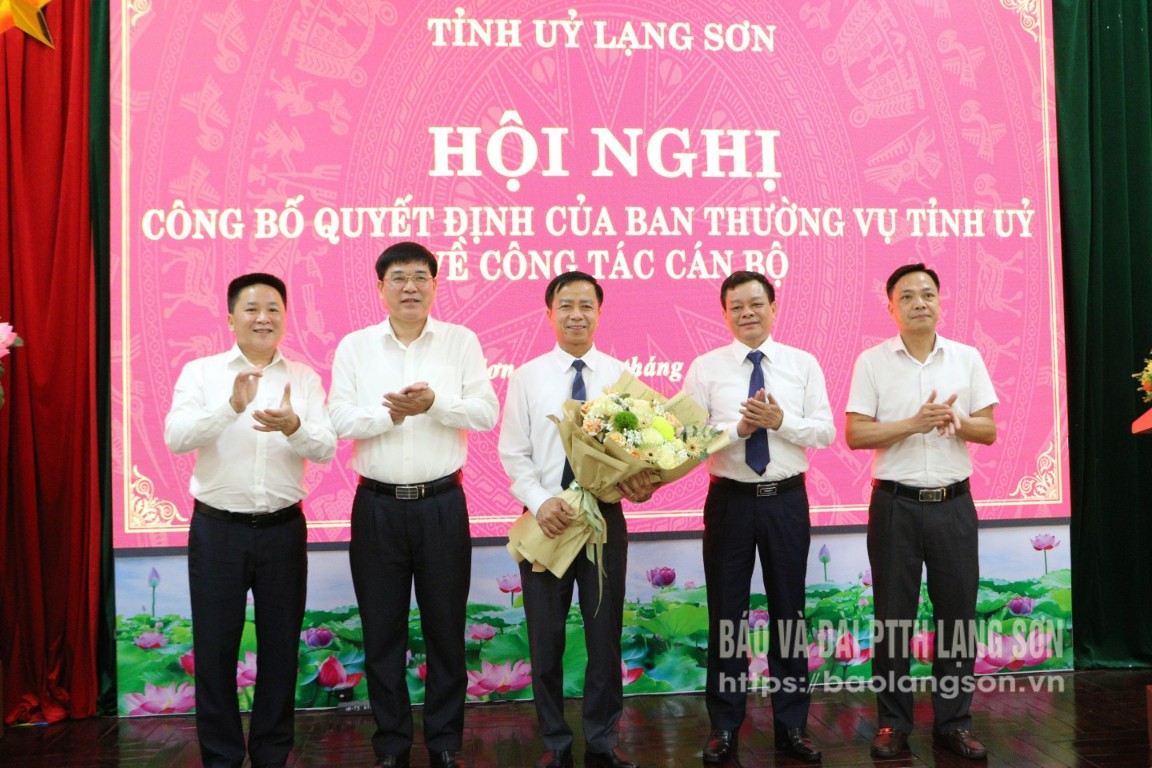 Tập thể lãnh đạo Ban Tuyên giáo và Dân vận Tỉnh ủy tặng hoa chúc mừng đồng chí Trần Hồng Nghĩa