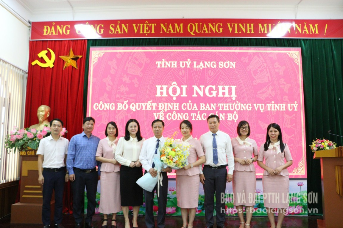 Đại diện tập thể Văn phòng Tỉnh ủy tặng hoa chúc mừng đồng chí Trần Hồng Nghĩa