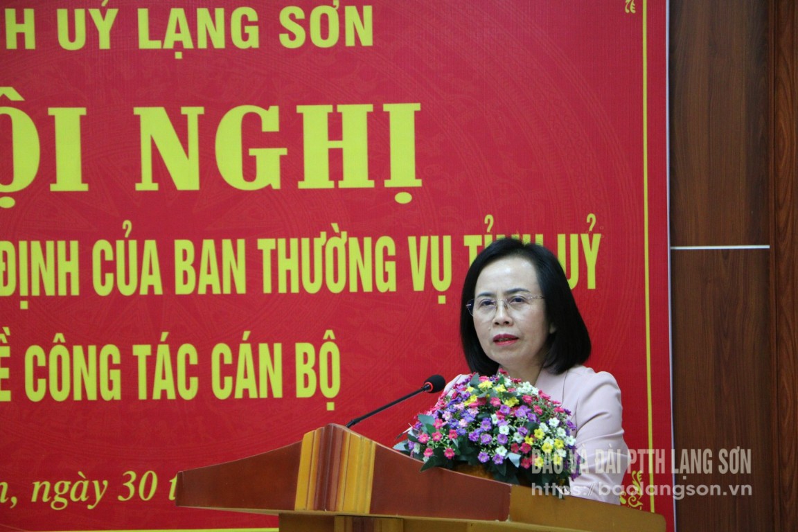 Đồng chí Đoàn Thị Hậu, Phó Bí thư Thường trực Tỉnh ủy, Chủ tịch HĐND tỉnh phát biểu giao nhiệm vụ cho đồng chí Sái Văn Đông