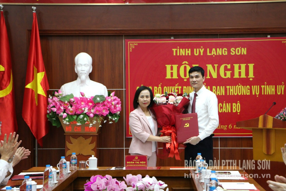 Đồng chí Đoàn Thị Hậu, Phó Bí thư Thường trực Tỉnh ủy, Chủ tịch HĐND tỉnh trao quyết định, tặng hoa chúc mừng đồng chí Sái Văn Đông