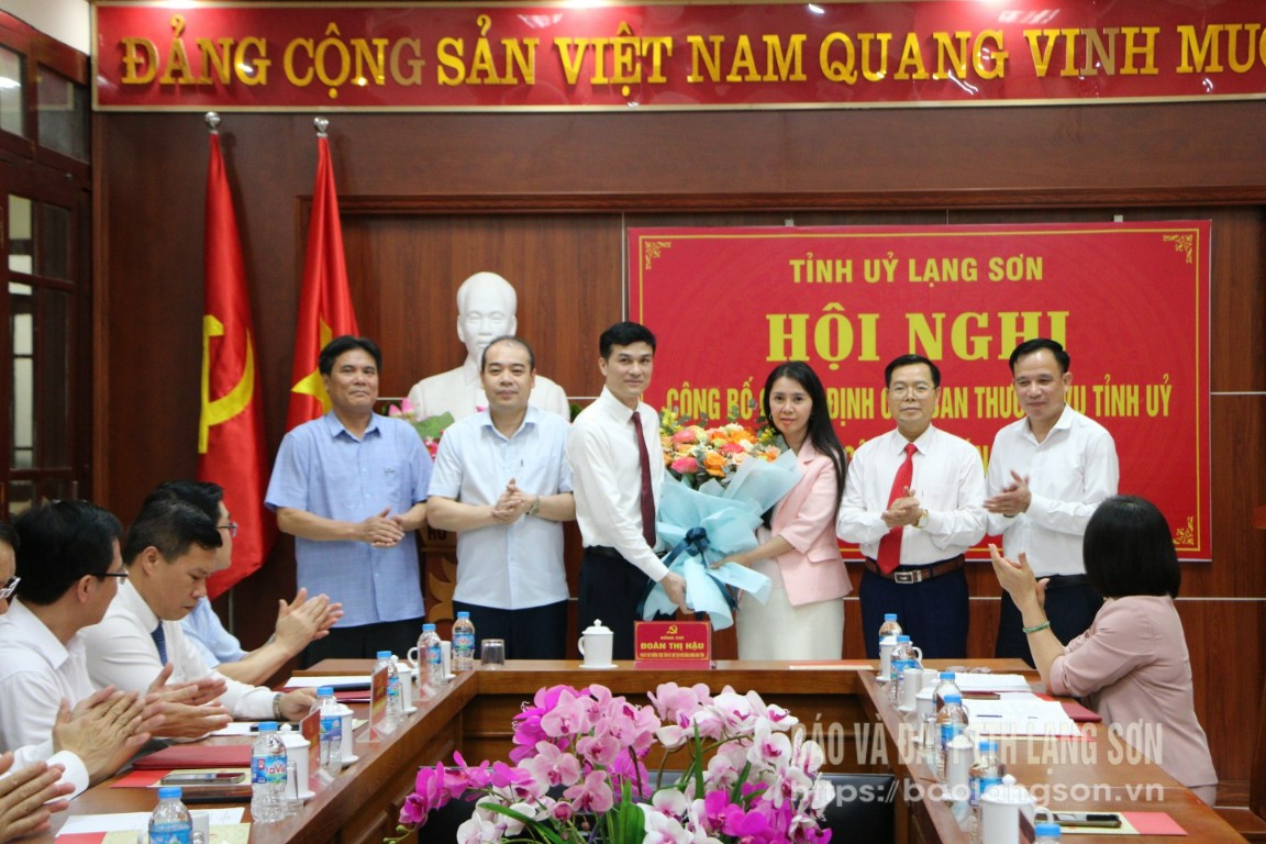 Lãnh đạo Ban Nội chính Tỉnh ủy tặng hoa chúc mừng đồng chí Sái Văn Đông