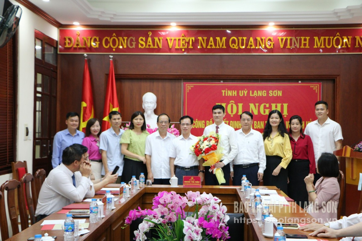 Đại diện tập thể Sở Tư pháp tỉnh tặng hoa chúc mừng đồng chí Sái Văn Đông