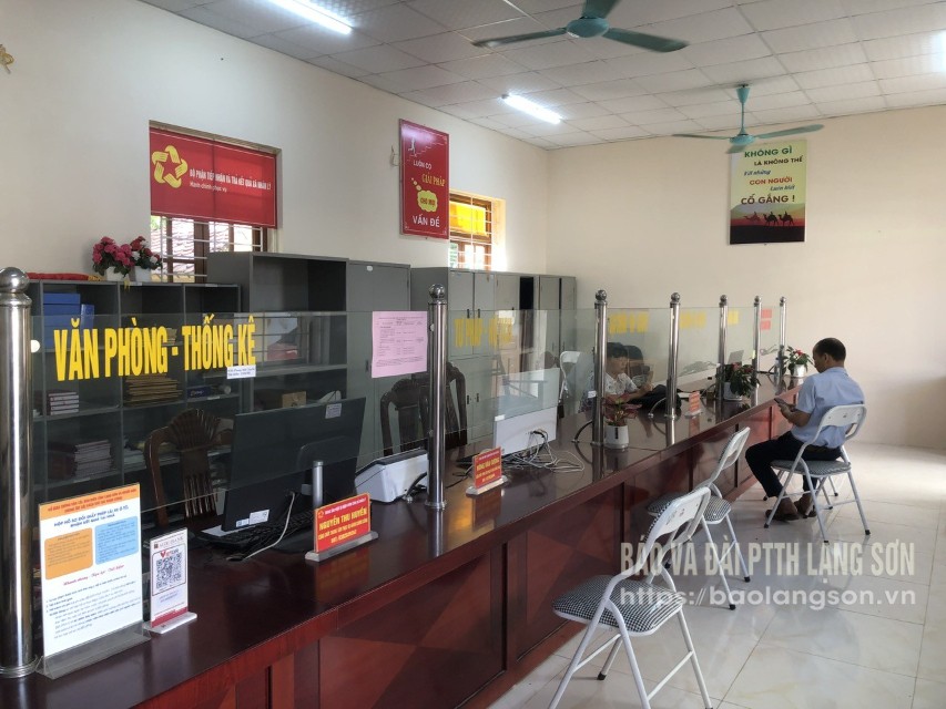 Người dân thực hiện thủ tục hành chính tại bộ phận tiếp nhận và trả kết quả xã Nhân Lý