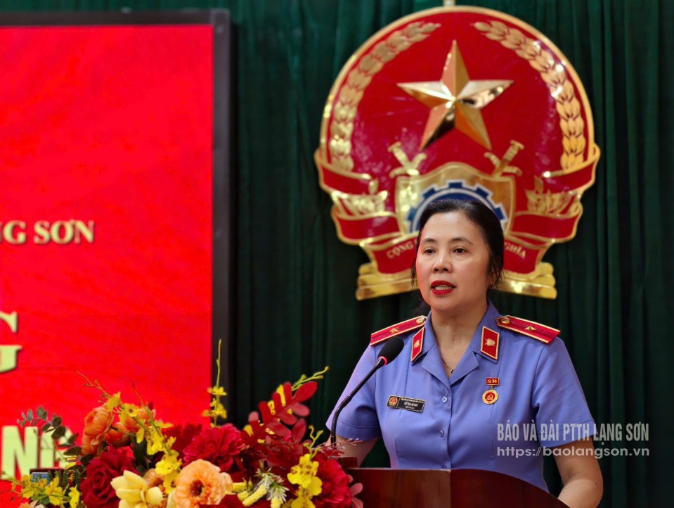 Đồng chí Hồ Thị Lan Anh, Tỉnh ủy viên, Bí thư Đảng ủy, Viện trưởng Viện KSND tỉnh phát động phong trào thi đua yêu nước năm 2025