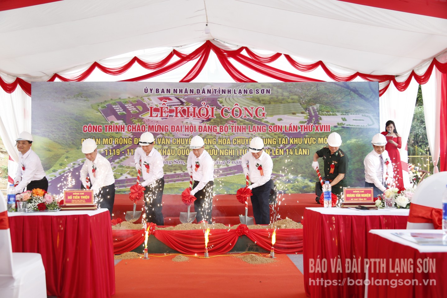 Các đại biểu thực hiện nghi thức khởi công dự án Mở rộng đường vận chuyển hàng hoá chuyên dụng khu vực mốc 1119 - 1120 cửa khẩu quốc tế Hữu Nghị