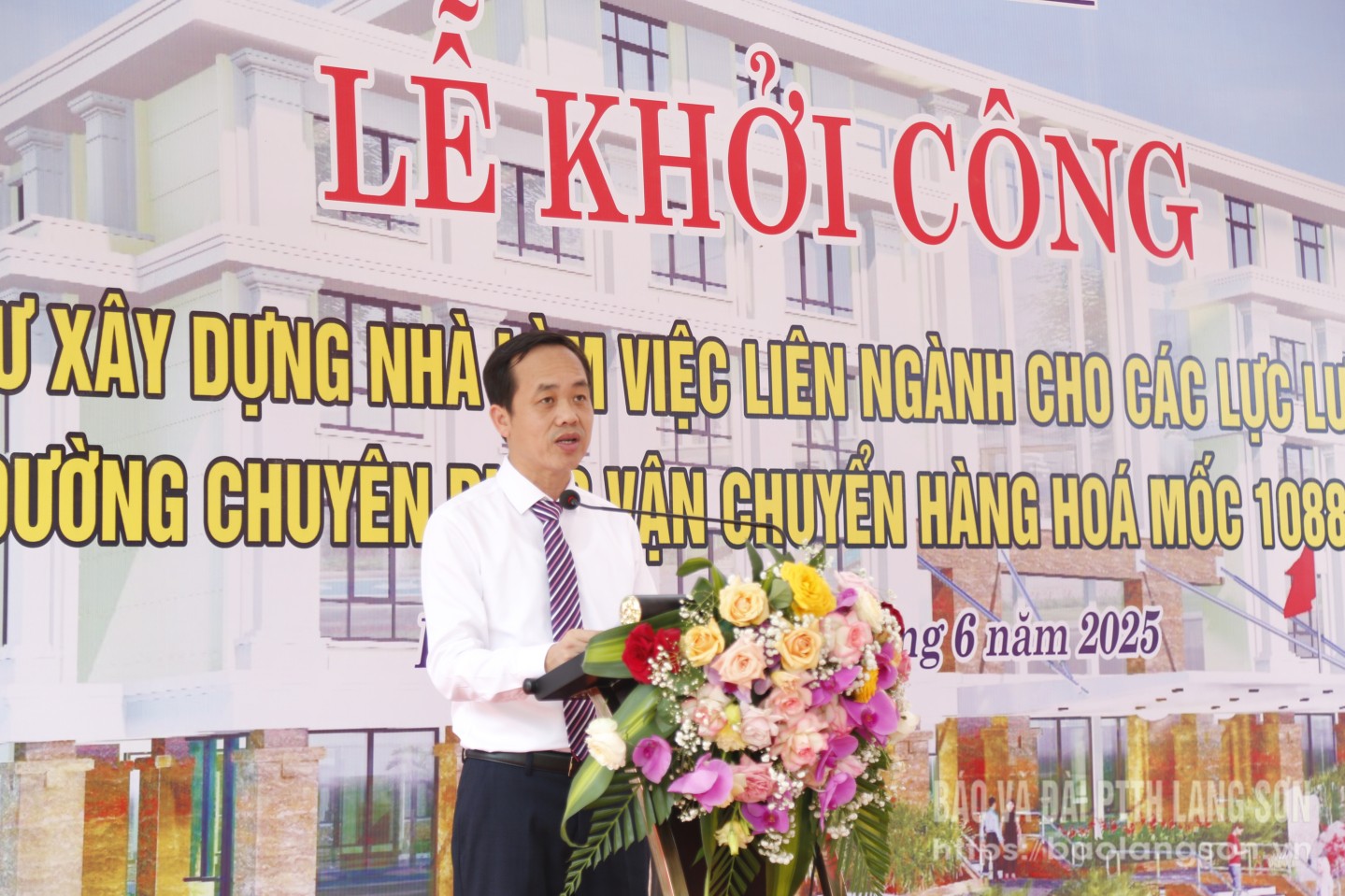 Giám đốc Ban Quản lý dự án đầu tư xây dựng tỉnh phát biểu tại buổi lễ
