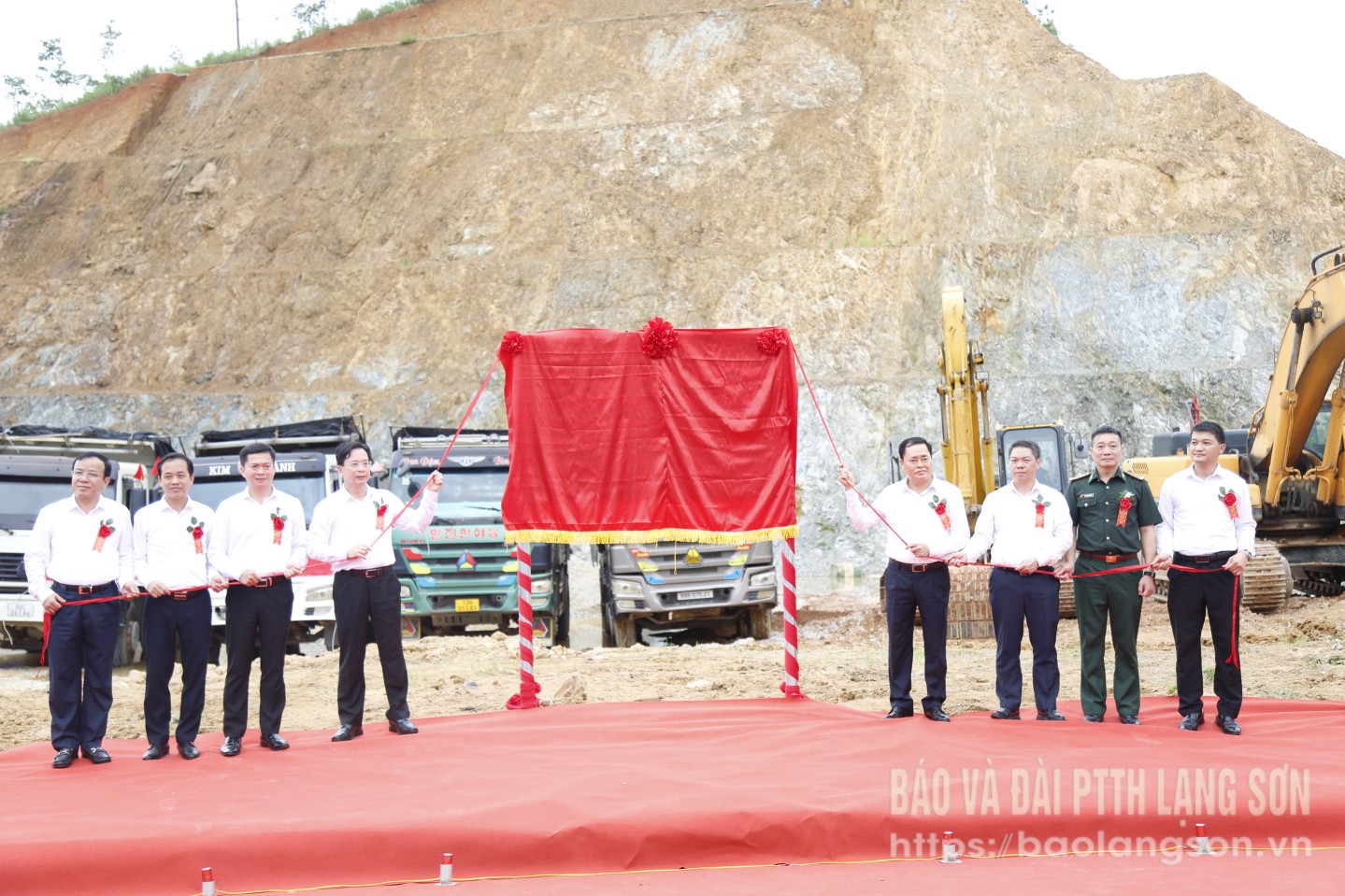 Các đại biểu thực hiện lễ gắn biển Dự án Mở rộng đường vận chuyển hàng hoá chuyên dụng khu vực mốc 1119 - 1120 Cửa khẩu Quốc tế Hữu Nghị