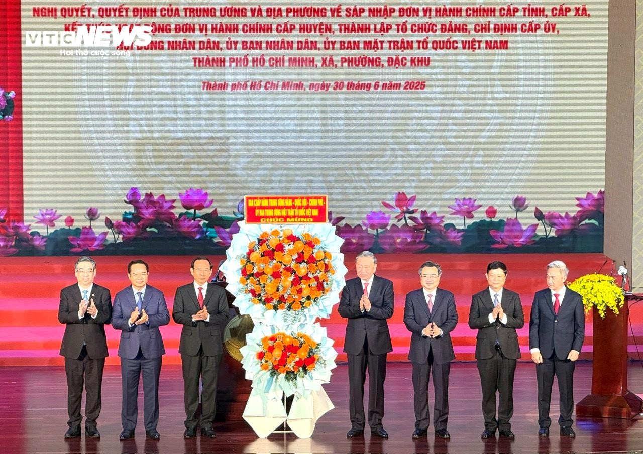 Tổng Bí thư Tô Lâm tặng hoa chúc mừng Ban lãnh đạo TP.HCM mới. (Ảnh: Thy Huệ)