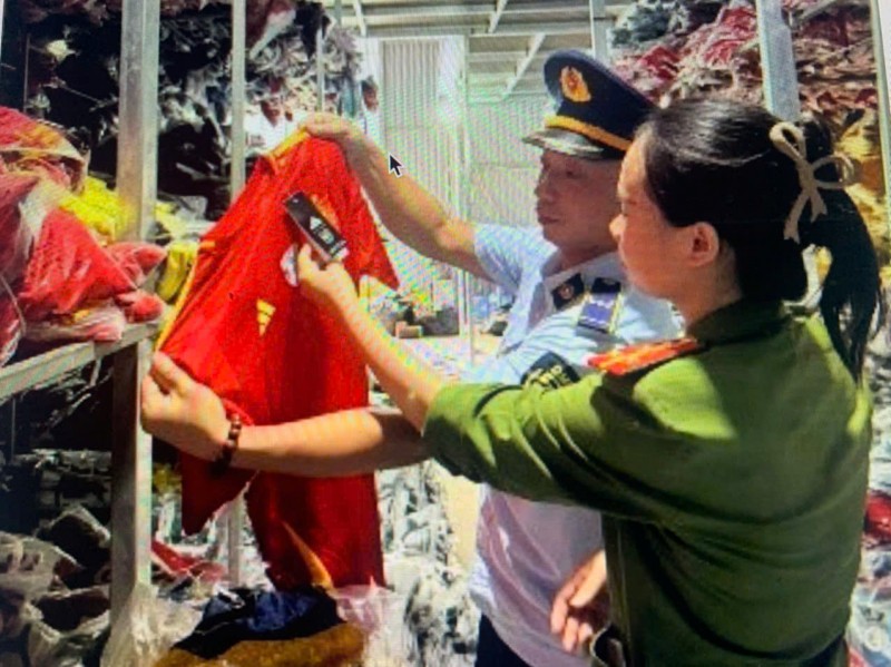 Quá trình kiểm tra, lực lượng chức năng phát hiện 35.300 bộ quần áo thể thao giả mạo nhãn hiệu Nike, Adidas, Puma; trị giá số hàng hoá vi phạm là hơn 6,6 tỷ đồng.