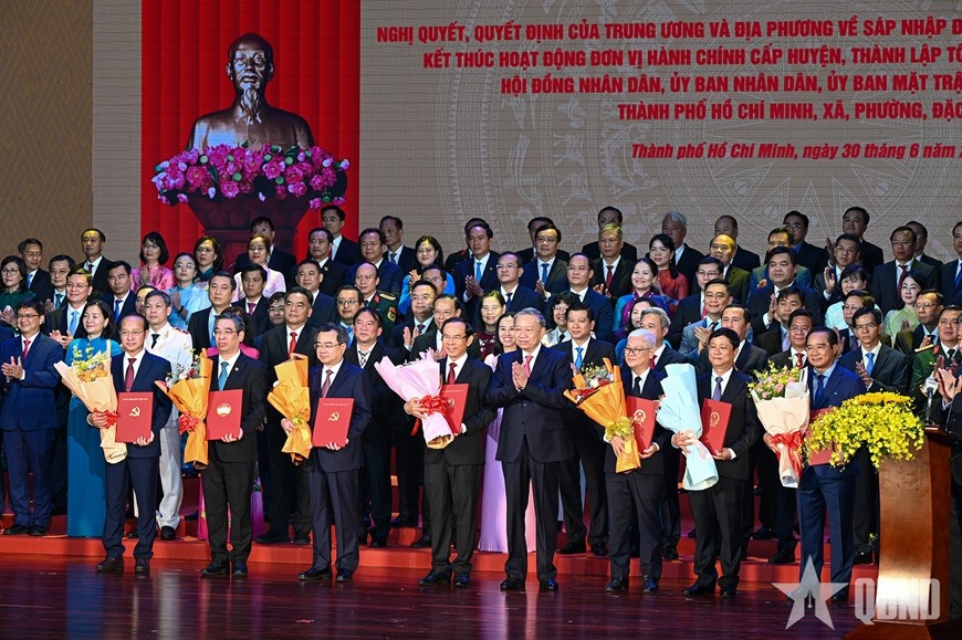 Tổng Bí thư Tô Lâm trao các Nghị quyết, Quyết định của Trung ương về sáp nhập đơn vị hành chính cấp tỉnh, thành lập tổ chức Đảng, chỉ định Ban Thường vụ Thành ủy, HĐND, UBND, Ủy ban MTTQ Việt Nam TP Hồ Chí Minh.