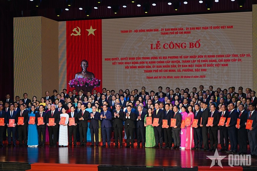 TP Hồ Chí Minh trao Quyết định về nhân sự 168 đơn vị hành chính cấp xã.