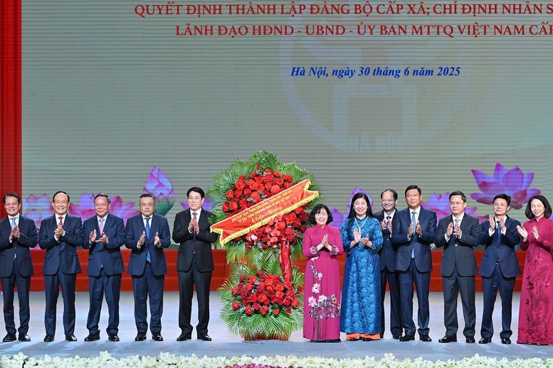 Chủ tịch nước Lương Cường trao lẵng hoa chúc mừng các đồng chí lãnh đạo TP. Hà Nội - Ảnh: VGP