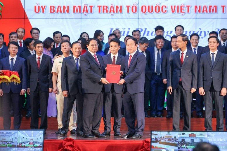 Thủ tướng Phạm Minh Chính trao quyết định của Bộ Chính trị chỉ định đồng chí Lê Tiến Châu giữ chức Bí thư Thành ủy - Ảnh: VGP/Nhật Bắc