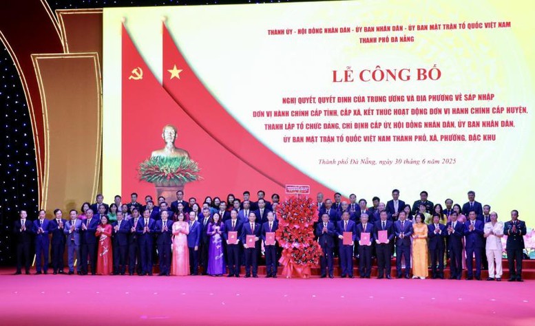 Thay mặt lãnh đạo Đảng và Nhà nước, đồng chí Trần Cẩm Tú trao các quyết định cho Đảng bộ thành phố Đà Nẵng - Ảnh: VGP/Nhật Anh