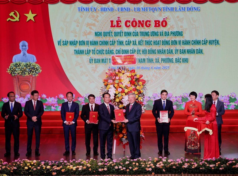 Phó Thủ tướng Thường trực Chính phủ Nguyễn Hòa Bình trao các quyết định và tặng hoa chúc mừng Ban chấp hành Đảng bộ tỉnh Lâm Đồng - Ảnh: VGP/Nguyễn Hoàng