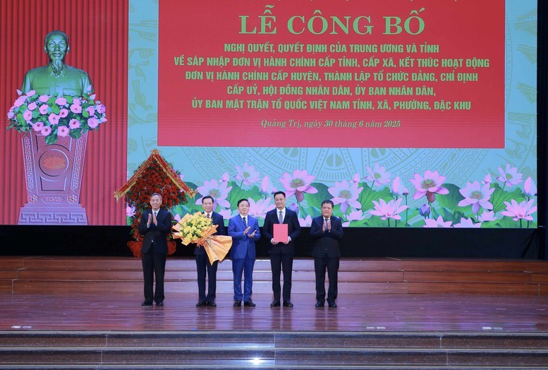 Phó Thủ tướng Trần Hồng Hà trao quyết định chỉ định Bí thư Tỉnh uỷ, Phó Bí thư Tỉnh uỷ Quảng Trị (mới) - Ảnh: VGP/Minh Khôi
