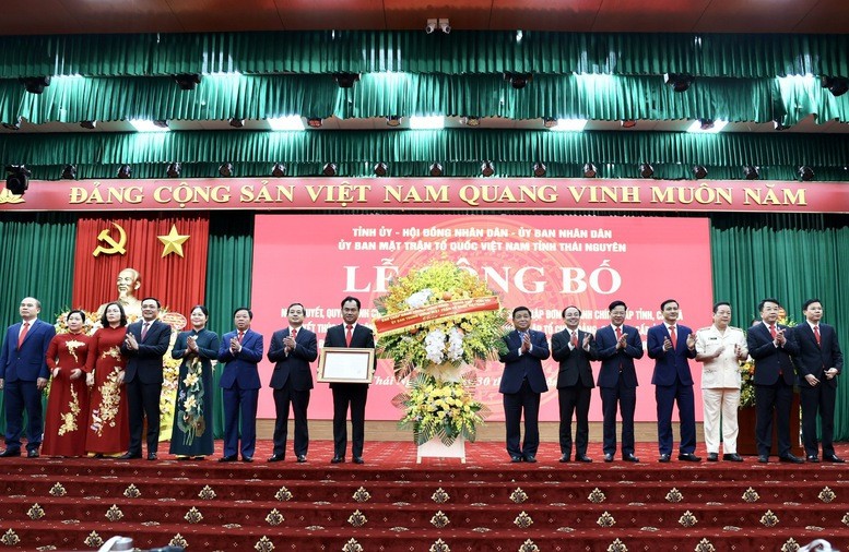 Phó Thủ tướng Chính phủ Nguyễn Chí Dũng trao Nghị quyết của Quốc hội về việc sắp xếp đơn vị hành chính cấp tỉnh và tặng hoa chúc mừng lãnh đạo tỉnh Thái Nguyên - Ảnh: VGP/Thu Sa