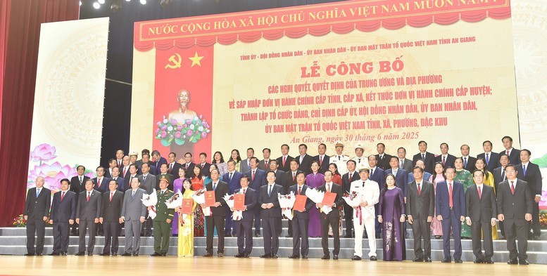 Phó Thủ tướng Mai Văn Chính cùng tập thể lãnh đạo tỉnh An Giang - Ảnh: VGP/Giang Thanh