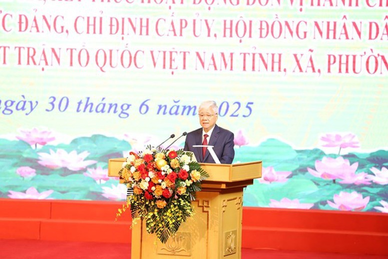 Ông Đỗ Văn Chiến, Ủy viên Bộ Chính trị, Bí thư Trung ương Đảng, Bí thư Đảng ủy Mặt trận Tổ quốc, các đoàn thể Trung ương, Chủ tịch Ủy ban Trung ương MTTQ Việt Nam dự lễ công bố tại tỉnh Hưng Yên