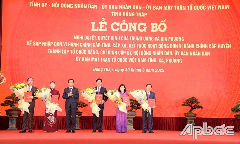 Đại tướng Phan Văn Giang, Ủy viên Bộ Chính trị, Bộ trưởng Bộ Quốc phòng trao các quyết định và tặng hoa chúc mừng ban lãnh đạo tỉnh Đồng Tháp