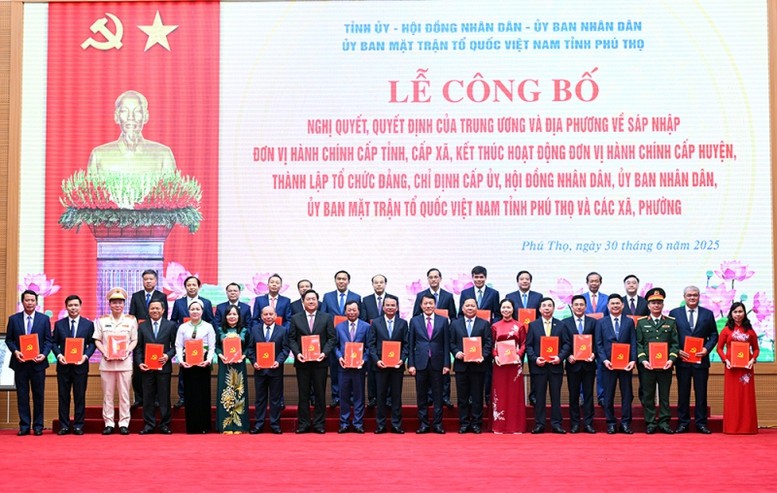 Bộ trưởng Lương Tam Quang trao các quyết định của Bộ Chính trị về việc chỉ định các đồng chí Ủy viên Ban Thường vụ Tỉnh ủy Phú Thọ.