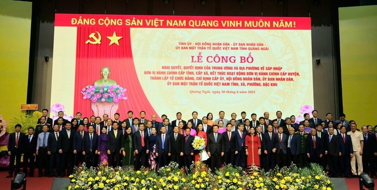 Đồng chí Nguyễn Xuân Thắng, Ủy viên Bộ Chính trị, Giám đốc Học viện Chính trị quốc gia Hồ Chí Minh, Chủ tịch Hội đồng lý luận Trung ương cùng tập thể lãnh đạo tỉnh Quảng Ngãi tại lễ công bố
