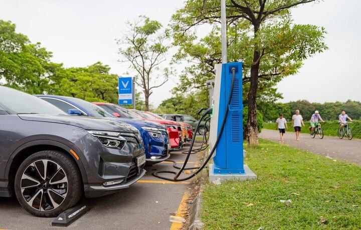 Ngay từ khi công bố tập trung toàn bộ nguồn lực cho phát triển xe điện, VinFast bắt tay vào xây dựng mạng lưới các trạm sạc giá trị hàng trăm triệu USD. (Ảnh minh họa: VFS)