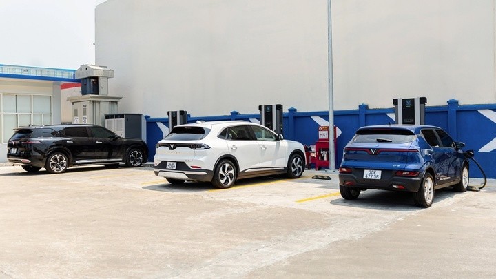 Tốc độ phát triển trạm sạc của VinFast có thể nói là nhanh hơn quốc gia có ngành công nghiệp ô tô lâu đời trên thế giới. (Ảnh minh họa: VFS)