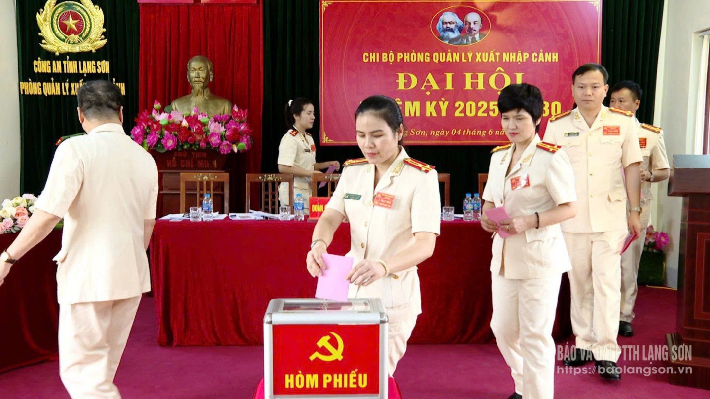 anh,5,chi,bo,phong,quan,ly,xuat,nhap,canh,cong,an,tinh,tien,hanh,bo,phieu,bau,ban,chap,hanh,chi,bo,nhiem,ky,2025,2030,19105230.jpg