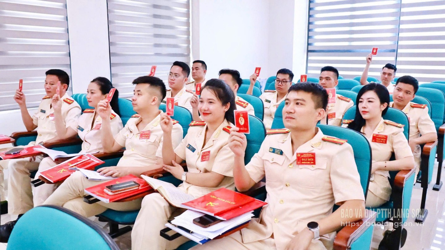 anh,3,cac,dai,bieu,bieu,quyet,thong,qua,nghi,quyet,dai,hoi,chi,bo,phong,cong,tac,chinh,tri,cong,an,tinh,lang,son,19105030.jpg