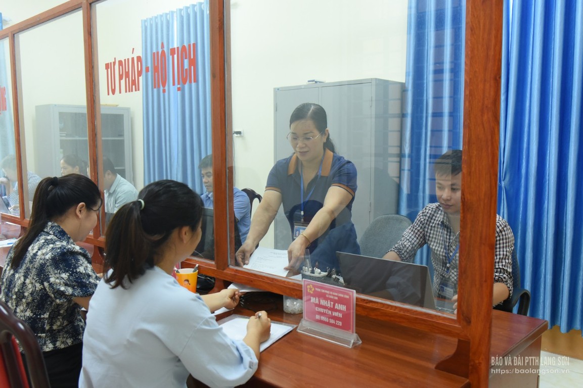 Chuyên viên Trung tâm Phục vụ hành chính công xã Châu Sơn trả kết quả giải quyết thủ tục hành chính lĩnh vực hộ tịch cho công dân