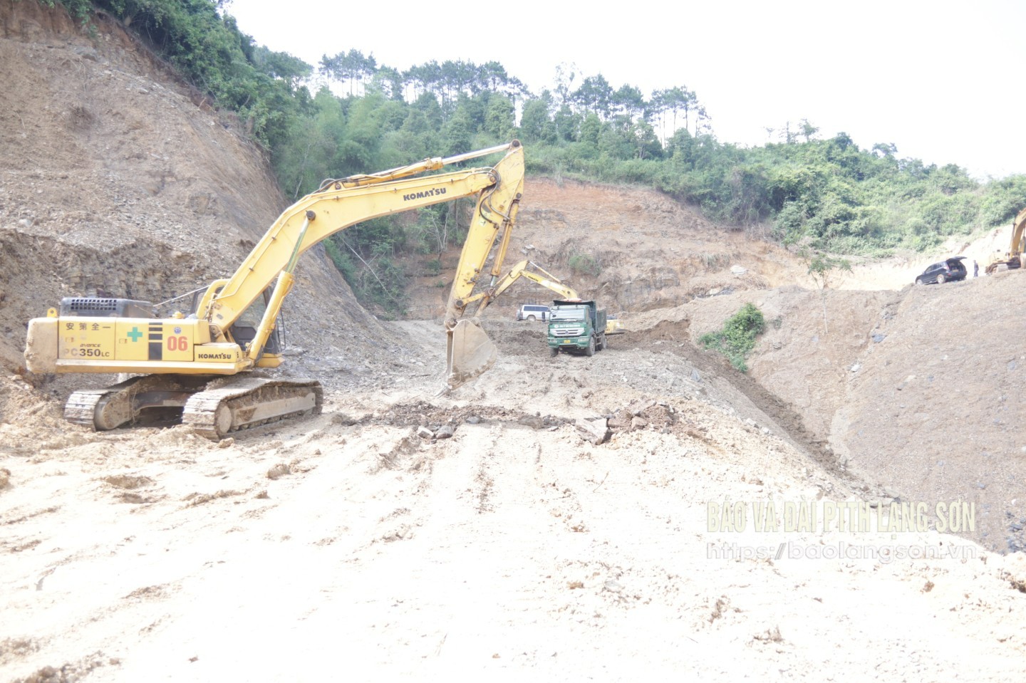Đơn vị thi công tuyến đường Tân Đoàn - Tràng Các - Đồng Giáp tiến hành đào đắp một số đoạn tuyến