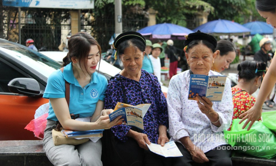 Cán bộ BHXH tỉnh tuyên truyền, vận động người dân tham gia BHXH tự nguyện, BHYT hộ gia đình