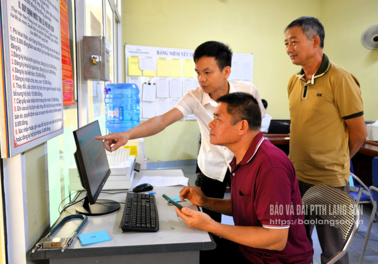 Công chức Trung tâm Phục vụ hành chính công phường Lương Văn Tri hướng dẫn người dân tra cứu thủ tục hành chính trên Cổng dịch vụ công quốc gia