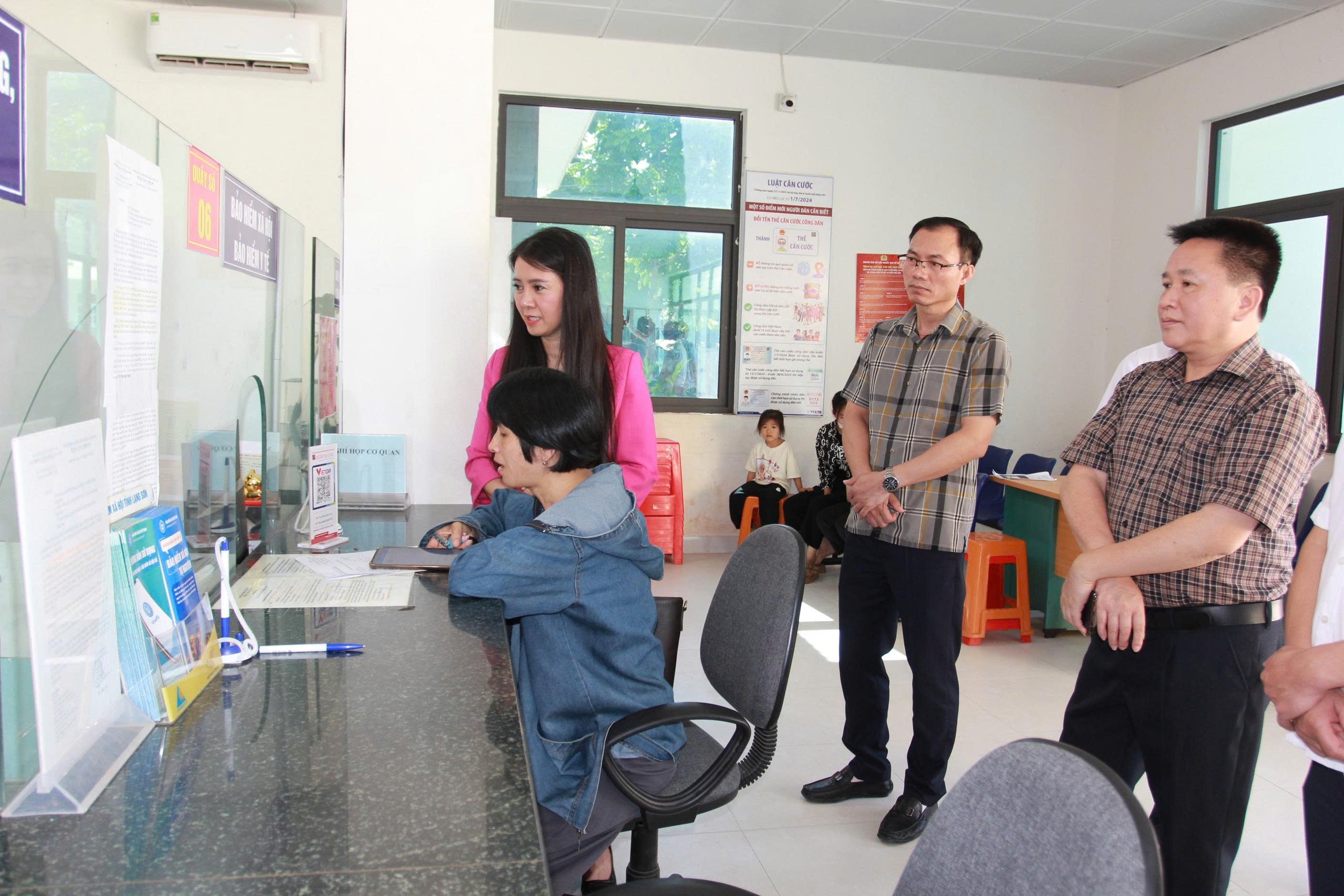 Đồng chí Đoàn Thu Hà, Ủy viên Ban Thường vụ Tỉnh ủy, Trưởng Ban Nội chính Tỉnh ủy và thành viên Tổ công tác kiểm tra thực tế tại Trung tâm hành chính công xã Lộc Bình