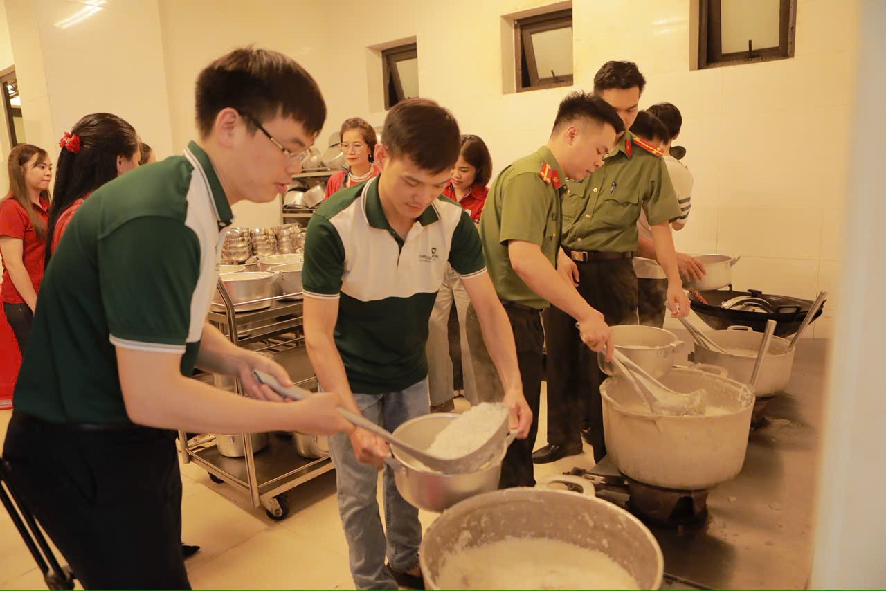 Các đơn vị đồng hành chia khẩu phần cho học sinh
