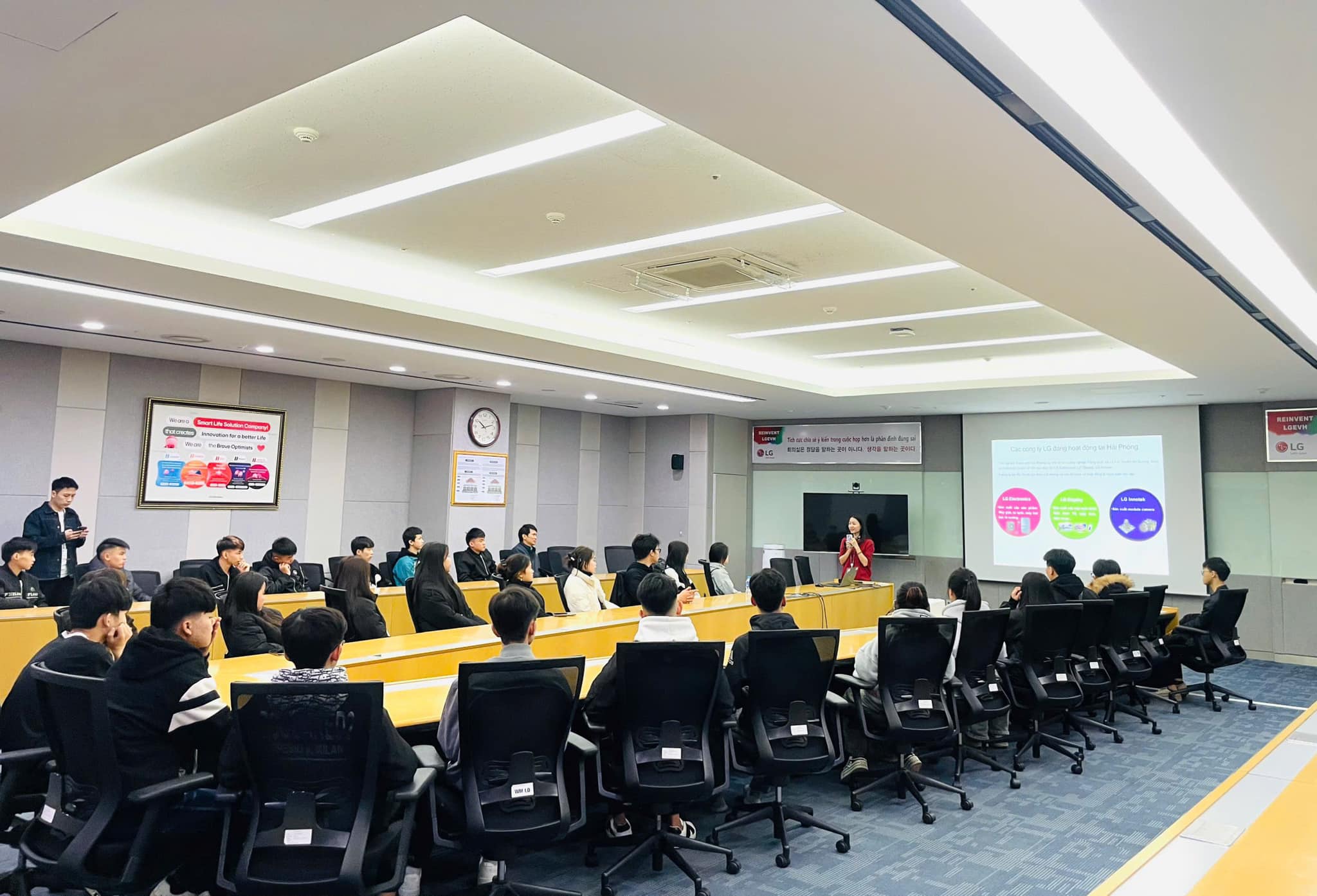 Học sinh sinh viên Trường Cao đẳng Nghề Lạng Sơn trải nghiệm tại Trải nghiệm thực tế tại Công ty TNHH LG Electronics Việt Nam Hải Phòng