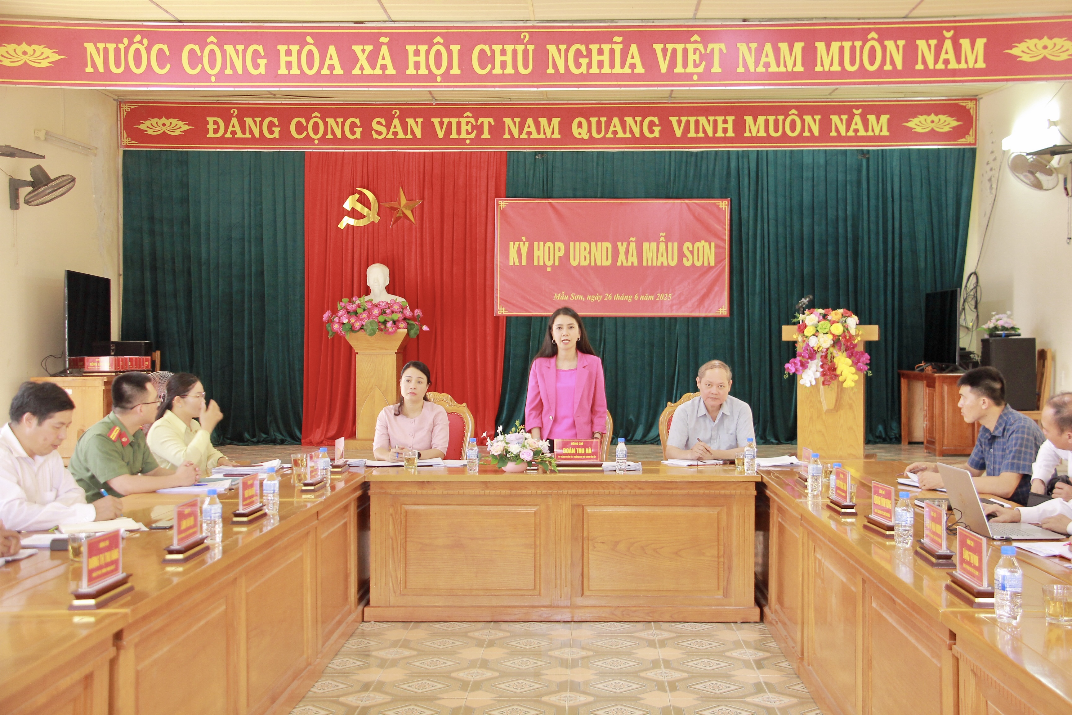 Đồng chí Đoàn Thu Hà, Ủy viên Ban Thường vụ Tỉnh ủy, Trưởng Ban Nội chính Tỉnh ủy, Tổ trưởng Tổ công tác phát biểu chỉ đạo tại Kỳ họp UBND xã Mẫu Sơn