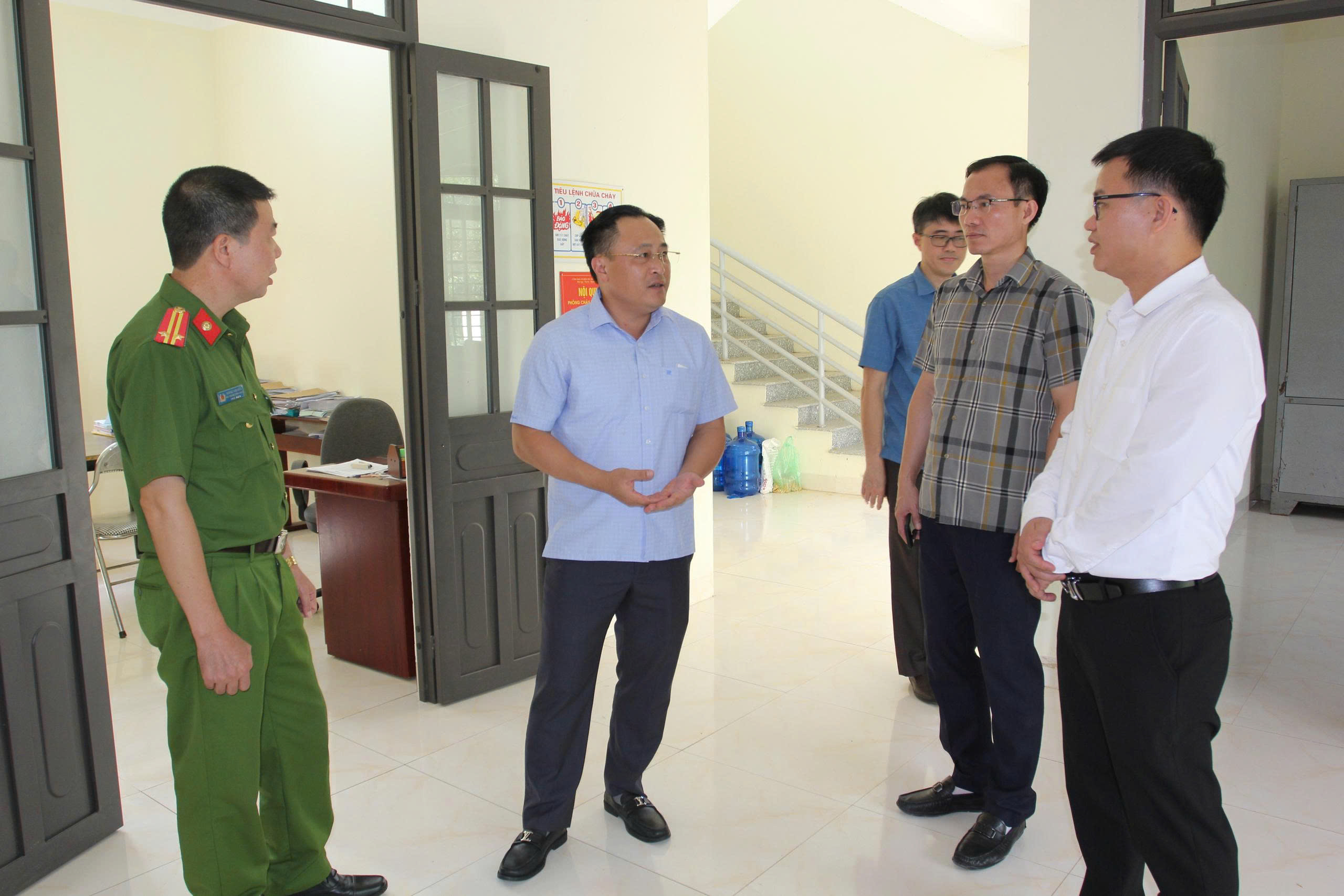 Đồng chí Lương Trọng Quỳnh, Phó Chủ tịch UBND tỉnh, Tổ phó Tổ công tác số 7 kiểm tra cơ sở vất chất tại xã Xuân Dương