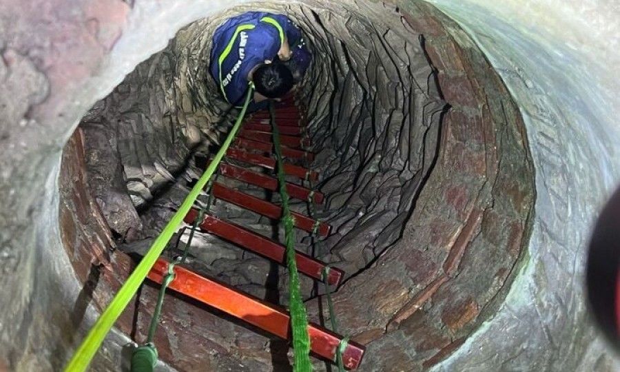 Khoảnh khắc giải cứu cụ bà rơi xuống giếng sâu ở Bắc Giang