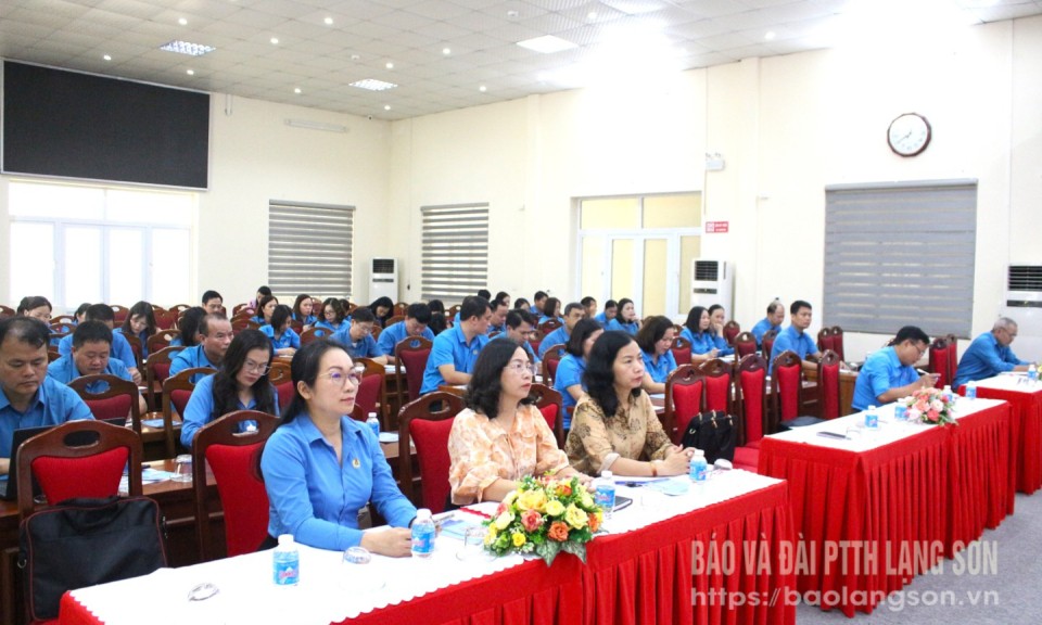 Hơn 60 cán bộ công đoàn chuyên trách toàn tỉnh được tập huấn nghiệp vụ